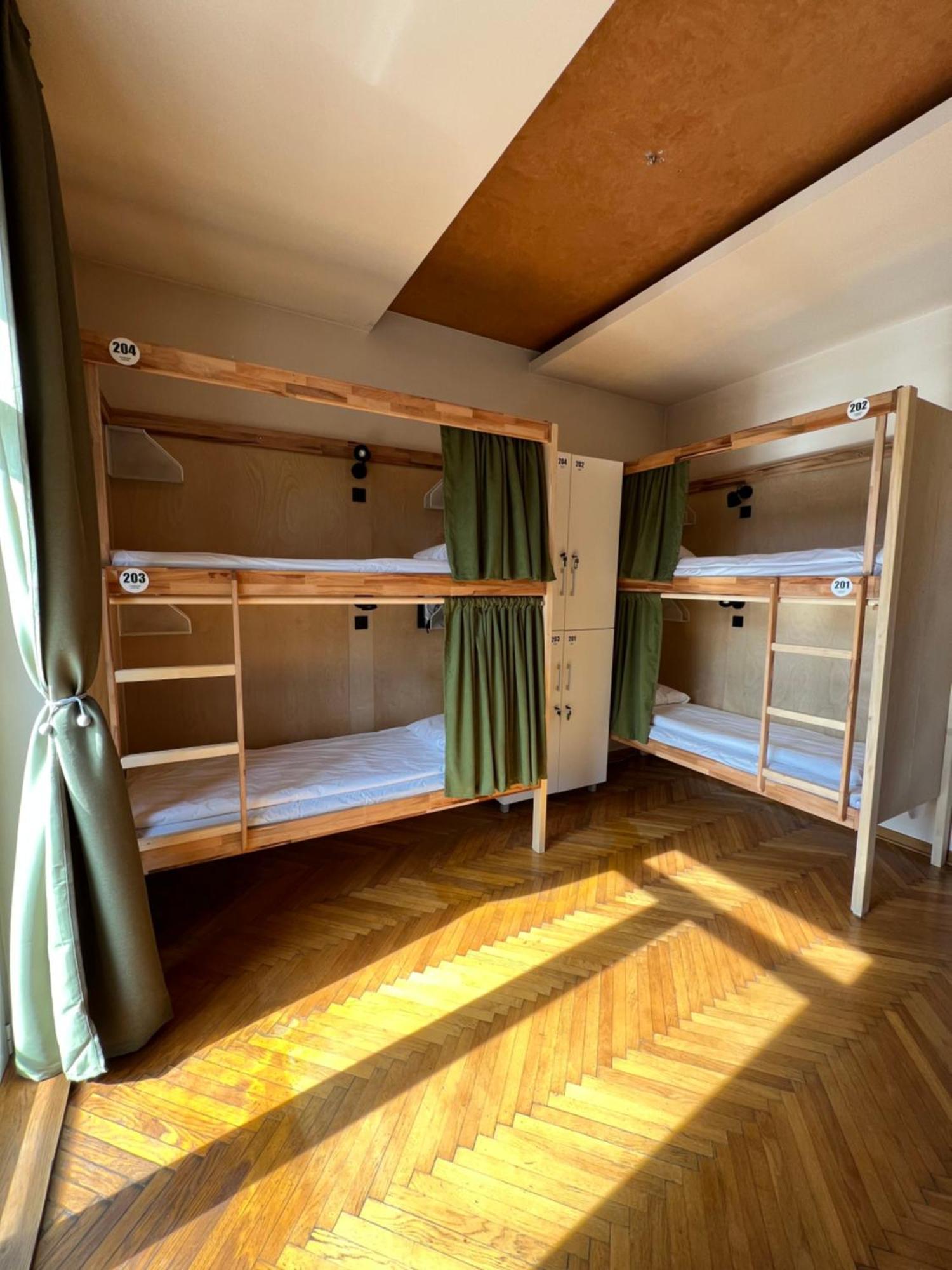 Cabbage Hostel Belgrado Buitenkant foto